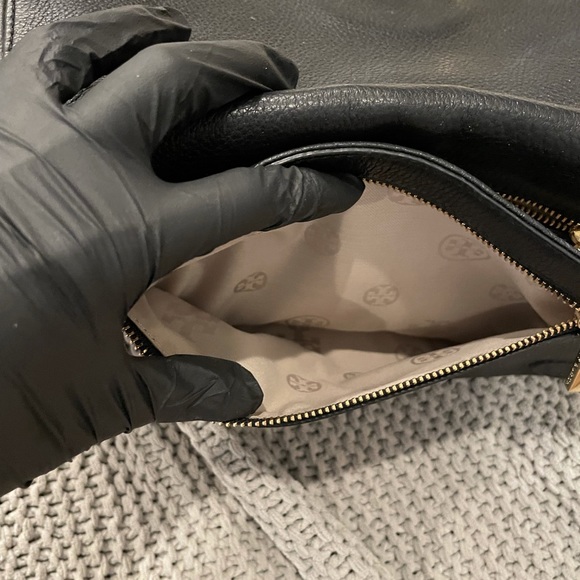 Tory Burch Amanda Crossbody Black Leather Logo Bag - Picture 6 of 14